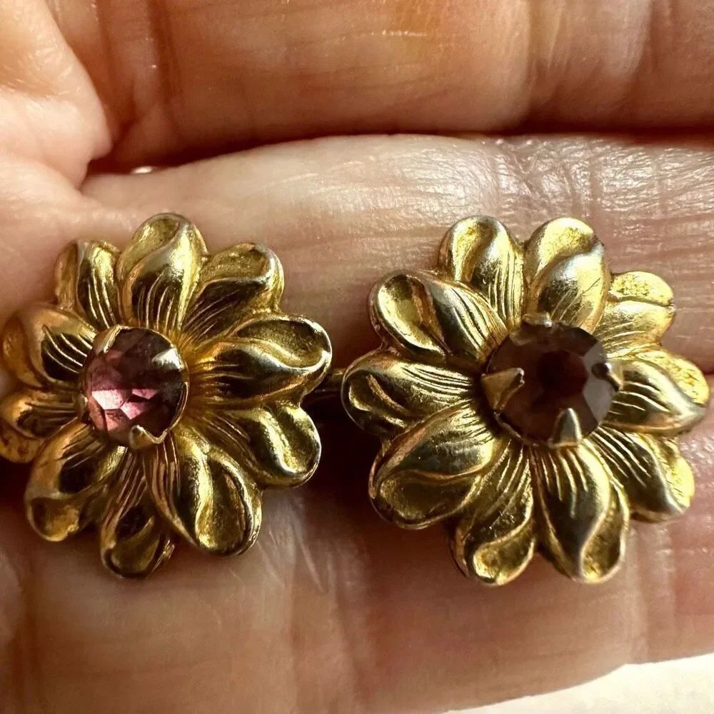 Coro gold tone vintage flower red stone clip on earrings